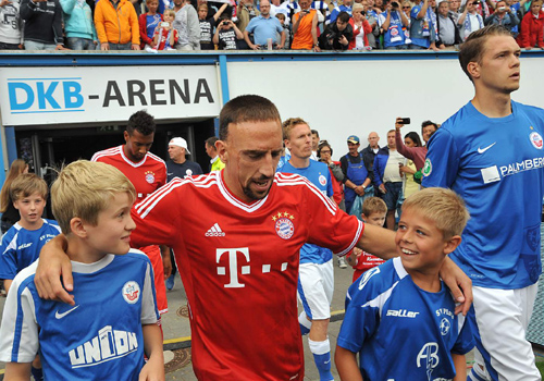 Die Bayern-Elf aus München - hier Franck Ribery vor dem Anpfiff - zeigte sich bei Hansa Rostock als sympathischer Kontrahent und ohne Starallüren. Foto: Joachim Kloock