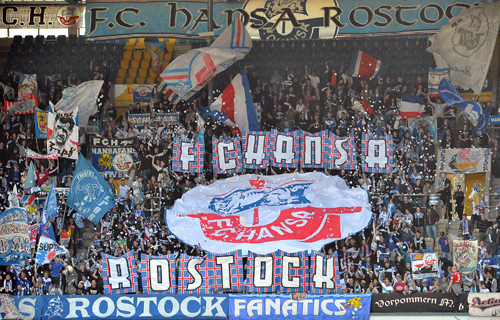 Echte Fans unterstützen den FC Hansa Rostock im Stadion. Foto: Joachim Kloock