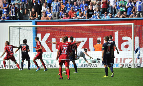 Hansa Rostock bleibt im eigenen Stadion weiterhin sieglos. Am Samstag unterlag das Team von Peter Vollmann dem Halleschen FC mit 0:1 (0:0). Foto: Joachim Kloock