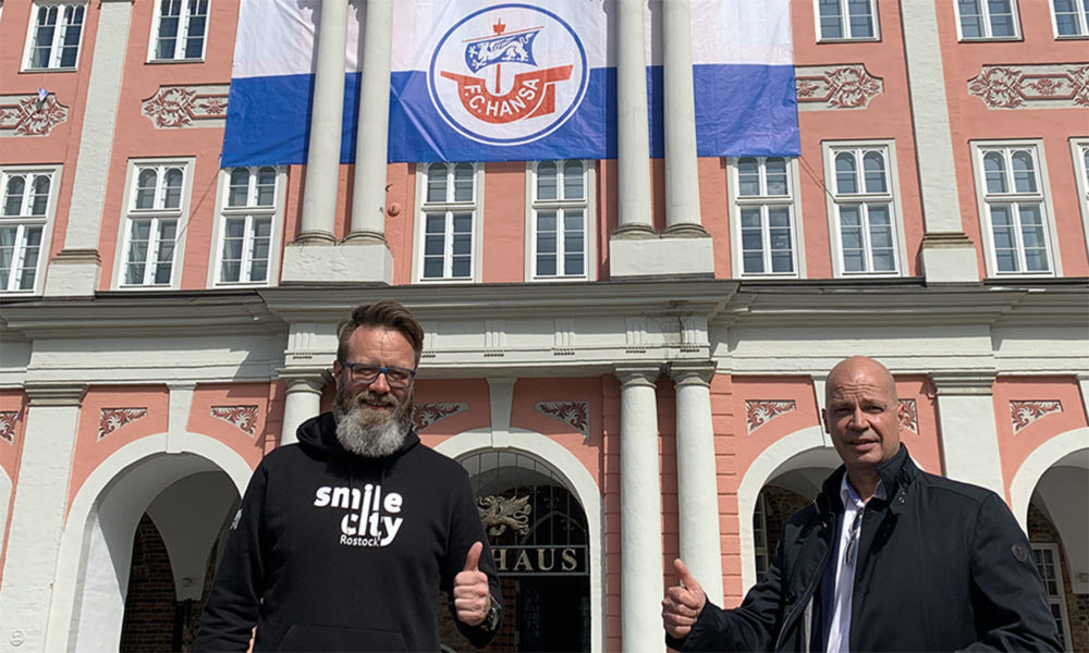 Hansa-Fahne am Rathaus zum Aufstieg 2021