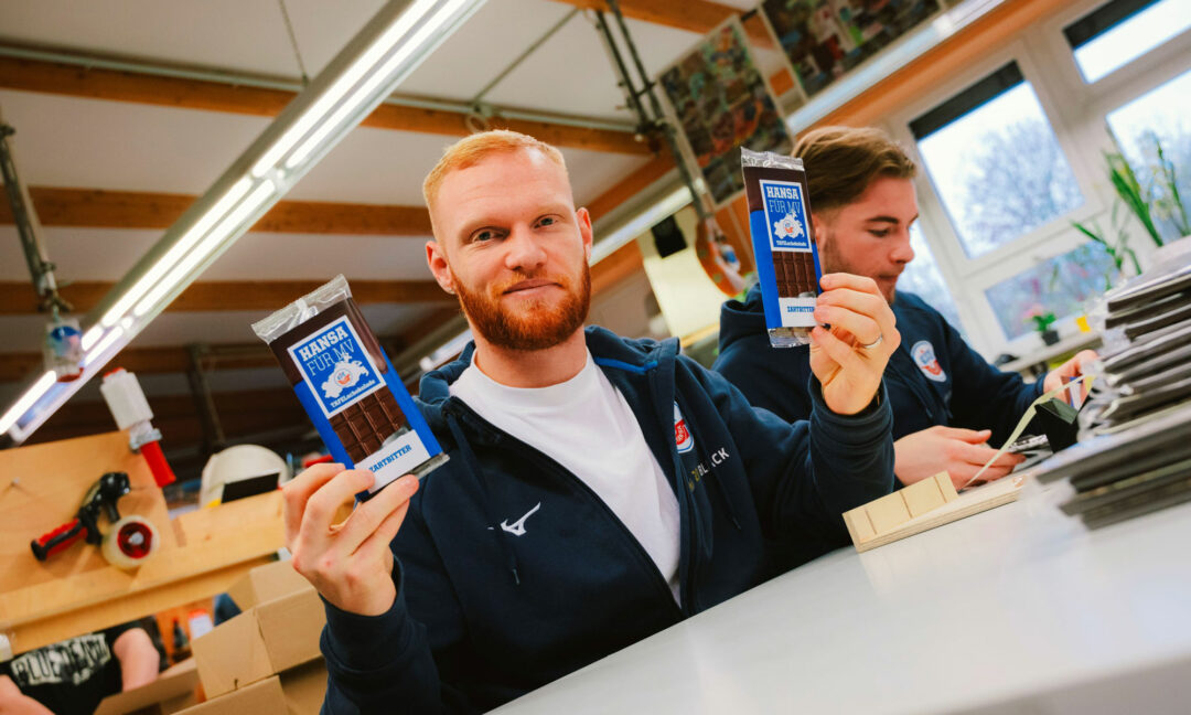 Hansa-Profi Nils Fröling mit der Tafel-Schokolade