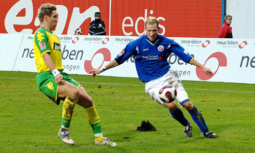 Zwei Standartsituationen ermöglichten die Treffer für beide Teams. Hansa-Torjäger Kern traf zum Ausgleich vom Elfmeterpunkt. Foto: Joachim Kloock