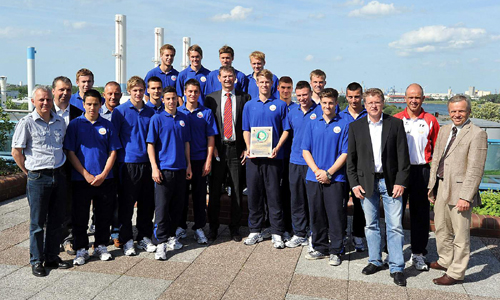 Die A-Junioren des FC Hansa Rostock nach dem DFB-Pokalfinale auf einem Empfang der Stadtwerke Rostock. Foto: Joachim Kloock