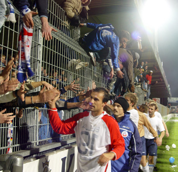 Abklatschen bei den Fans nach dem Pokalkrimi in Ahlen. Foto: Sebastian Ahrens