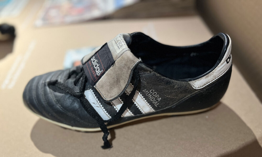 Fußballschuh von Martin Max bei der Hansa-Ausstellung 2025