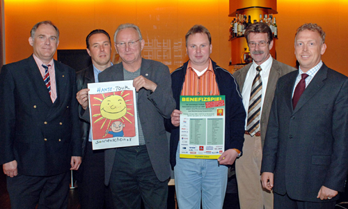 Dieter Schneider sowie Unternehmer Steffen Prescher haben es jetzt geschafft, eine Auswahl von ehemaligen DDR-Nationalspielern nach Warnemünde zu holen. Foto: Joachim Kloock