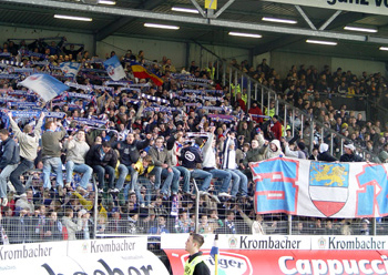 Die zahlreichen Hansa-Fans feiern den zehnten Punkte der Saison in der Schüco-Arena zu Bielefeld. Foto: Sebastian Ahrens