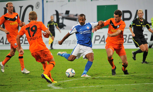 Mohammed Lartey spielte mit dem FC Hansa Rostock 65 Minuten in Überzahl gegen den VfL Bochum und vergaß nur das Toreschießen. Foto: Joachim Kloock