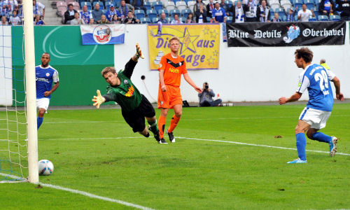 Hansa Rostocks Tobias Jänicke schließt eine Vorarbeit von Lartey mustergültig ab, die Führung gegen den VfL Bochum in der ersten Runde des DFB-Pokals. Foto: Joachim Kloock