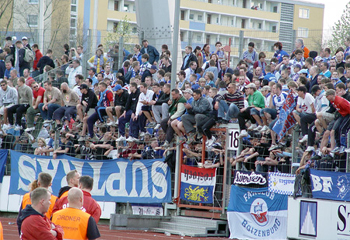 Beachtliche 3 500 Hansafans unterstützten die Profis am Freitagabend beim Tabellenletzten Eintracht Braunschweig. Foto: Sebastian Ahrens