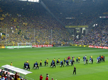 Einmarsch der Teams im ausverkauften Westfalenstadion. Foto: Sebastian Ahrens
