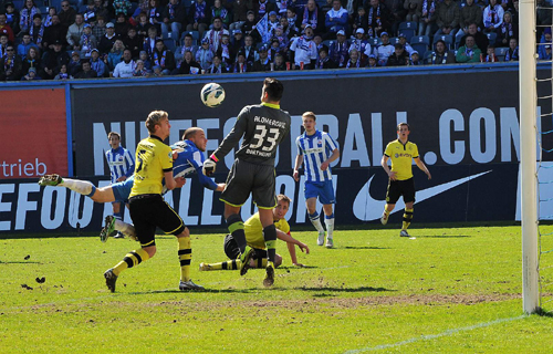 Manfred Starke sorgte mit seinem Kopfballtreffer für die Führung gegen die U23 von Borussia Dortmund. Foto: Joachim Kloock