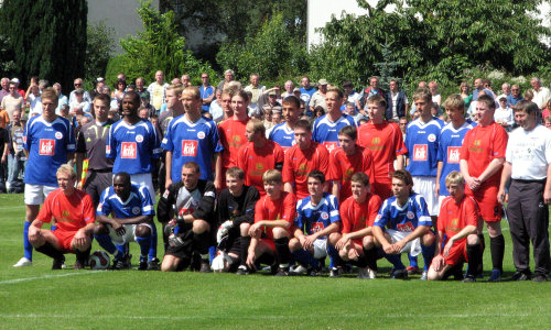 Die Spieler des Faulenroster SV posieren in Warnemünde mit den Profis vom FC Hansa Rostock. Foto: Roland Schuster