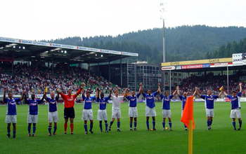 Das Team feiert den ersten Punkt der noch jungen Bundesliga-Saison 2004/05. Foto: Sebastian Ahrens