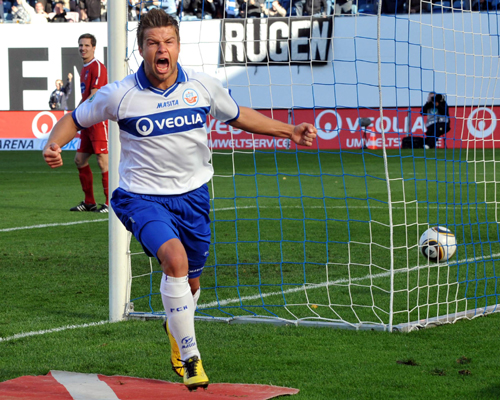 Björn Ziegenbein bejubelt seinen zweiten Treffer, der maßgeblich zum Sieg über den 1. FC Heidenheim beiträgt. Foto: Joachim Kloock