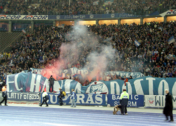 Hansafans im Berliner Olympiastadion beim Spiel gegen die Hertha. Foto: Sebastian Ahrens