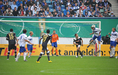 Zwei Klassen unterschied machten sich bemerkbar: Am Ende stand es 0:4 in Rostock. Foto: Joachim Kloock