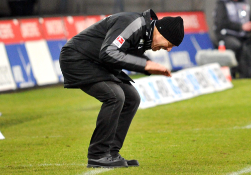 Trainer Wolfgang Wolf ist bedient: Sein FC Hansa Rostock verlor das Kellerduell gegen den FC Ingolstadt 04 nach einer Führung mit 1:2. Foto: Joachim Kloock
