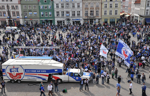 Rund 4.000 Anhänger und Sympathisanten des FC Hansa Rostock versammelten sich vor dem Rostocker Rathaus. Foto: Joachim Kloock