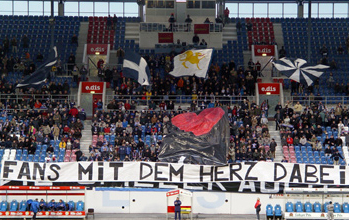 Mit dem Spruch "Fans mit dem Herzen dabei" machten die Hansafans vor dem Spiel ihre Stellung zum Verein und zur Mannschaft deutlich. Foto: Sebastian Ahrens