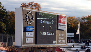 Etwa 1.000 mitgereiste Hansafans mussten die Niederlage im Karlsruher Wildparkstadion zu Kenntnis nehmen. Foto: Sebastian Ahrens