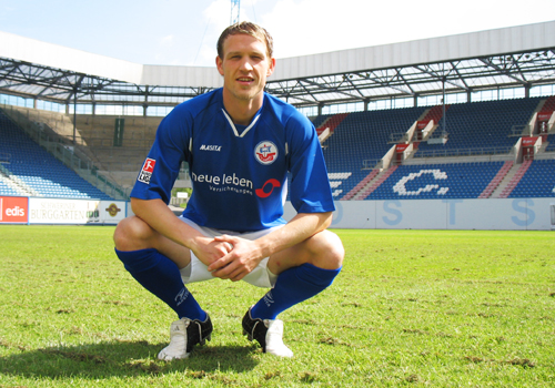 Der 26-jährige Enrico Kern erhielt beim FC Hansa Rostock einen Vertrag bis 2009. Er übernahm gleichzeitig die Trikot-Nummer 9 von Martin Max. Foto: Martin Schuster
