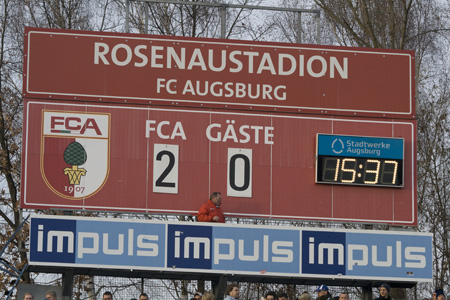 Oberliga-Standard? Einzig die von Hand zu ändernde (Holz-)Anzeigetafel irritierte in Augsburg. Foto: Sebastian Ahrens