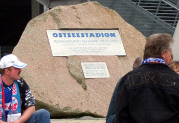 Der Stein vor dem Ostseestadion: Ein Wahrzeichen für Tradition und Werte. Foto: Olaf Peters