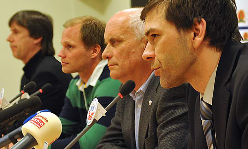 Lange Gesichter in Rostock: Vorstandschef Dirk Grabow präsentierte René Rydlewicz als neuen Sportlichen Leiter. Foto: Joachim Kloock