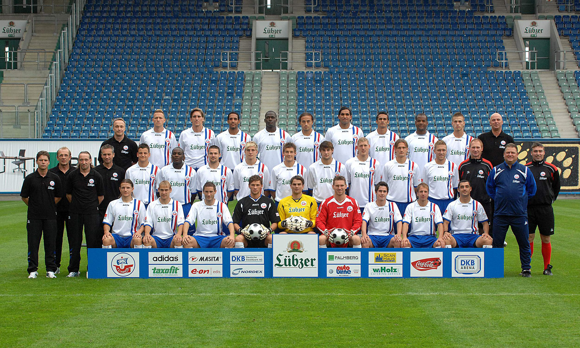 Mannschaftsfoto des FC Hansa Rostock 2008/2009 mit Sponsor Lübzer