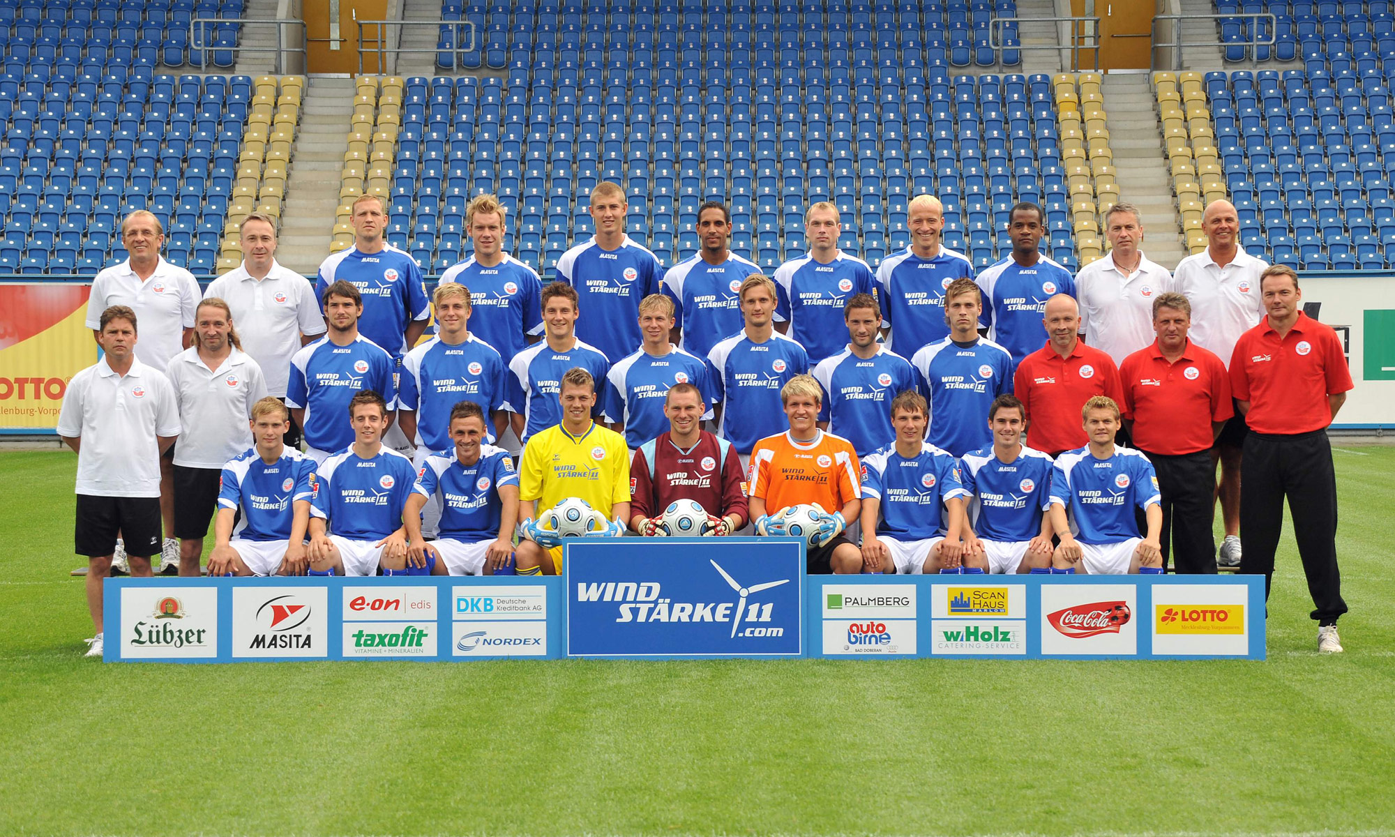 Mannschaftsfoto des FC Hansa Rostock 2009/2010 mit Sponsor Windstärke11