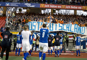 Applaus für den Gästeblock: Die Spieler bedanken sich beim treuen Anhang in der Kurve. Foto: Sebastian Ahrens