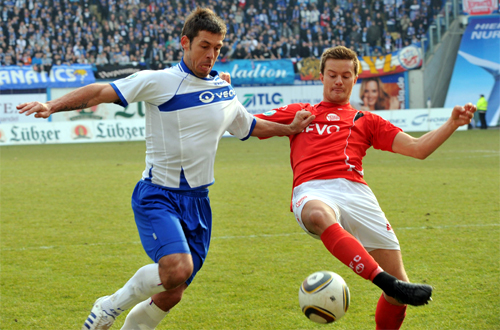 Auf Distanz gehalten: Rostocks Vujanovic verteidigte mit seinem FC Hansa Rostock das Punktepolster auf Kickers Offenbach. Foto: Joachim Kloock