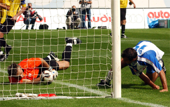 Antonie Di Salvo stochert die 1:0-Führung über die Linie, doch der OFC legte in der zweiten Häfte noch zweimal nach. Foto: Joachim Koock