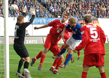 Regis Dorn brachte Offenbach zwar in Führung, doch Marc Stein und Djordjije Cetkovic führten Hansa mit ihren Treffern noch zum mühevollen Sieg. Foto: Joachim Kloock