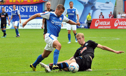 Kein Durchkommen für Hansa Rostocks Björn Ziegenbein im Zweitliga-Spiel gegen den SC Paderborn 07. Foto: Joachim Kloock