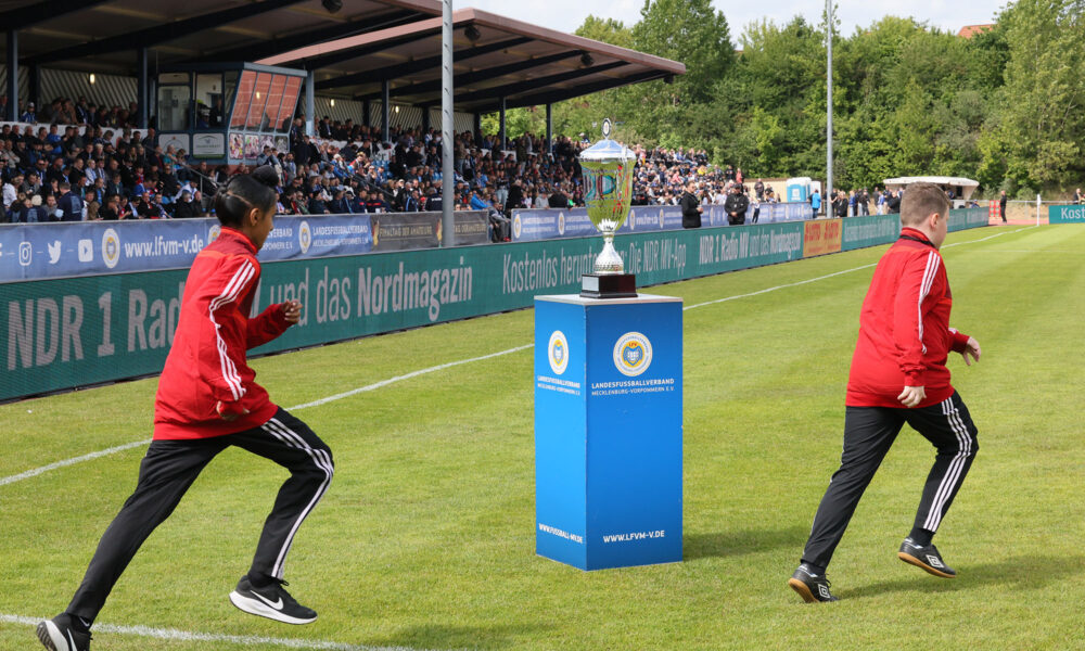 Einlaufkinder im Landespokalfinale FC Hansa Rostock gegen SV Pastow