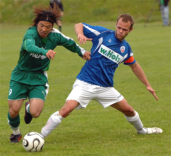 Die Mannschaft um Kapitän Tom Mauersberger setzte sich im Lokalderby gegen den FC Schönberg 95 souverän durch. Foto: Jens Upahl