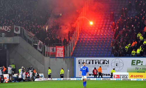 Nicht nur die geworfenen Pyros der St. Pauli-„Fans“ waren Grund für Unverständnis. Foto: Joachim Kloock