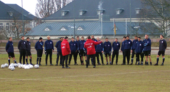 Trainer Frank Pagelsdorf versammelte das Team, um ihnen den Spielzug zu erklären, der daraufhin einstudiert wurde. Foto: Hinner