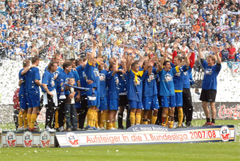 Der Aufstieg ist perfekt! Ein ganz spezieller Blick auf diesen letzten Spieltag der 2. Bundesliga 2006/07. Foto: Joachim Kloock