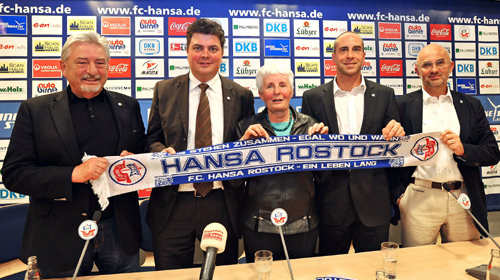 Bernd Hofmann (Vorsitzender, Zweiter von rechts) und Sigrid Keler (Finanzen, Bildmitte) bekleiden seit 2010 ihre Posten im Vorstand des FC Hansa Rostock. Foto: Joachim Kloock