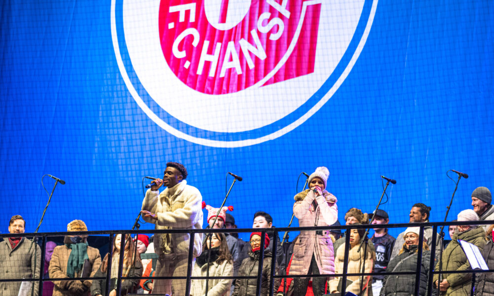 Weihnachtssingen mit Hansa-Profi Anderson Lucoqui im Ostseestadion