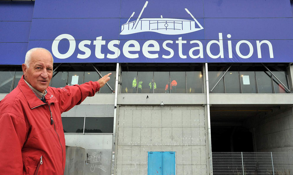 Helmut Hergesell vor dem Ostseestadion