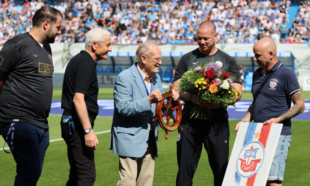 Prof. Dr. Horst Klinkmann mit Steuerrad