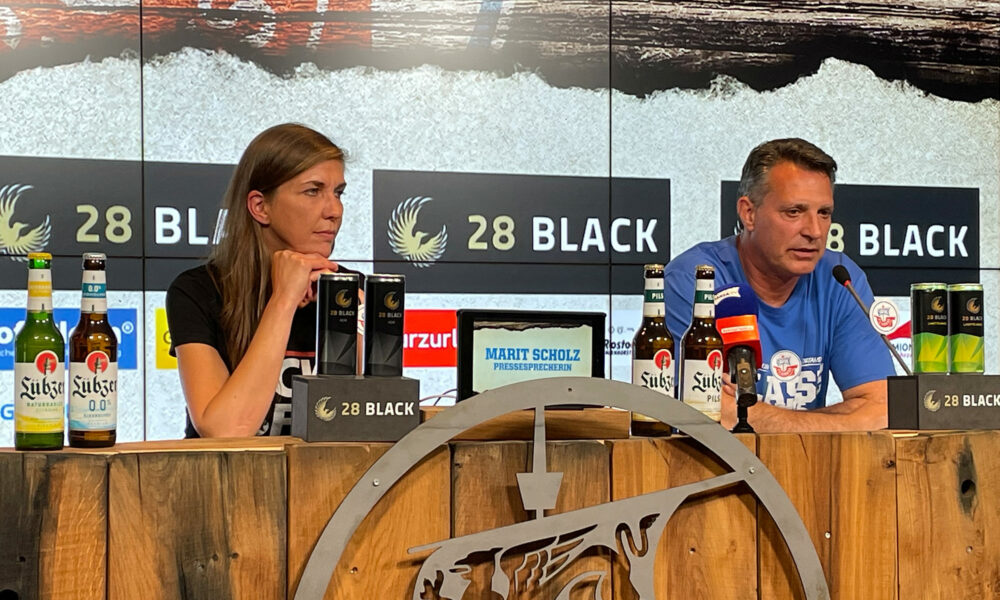 Pressesprecherin Marit Scholz und Trainer Alois Schwartz
