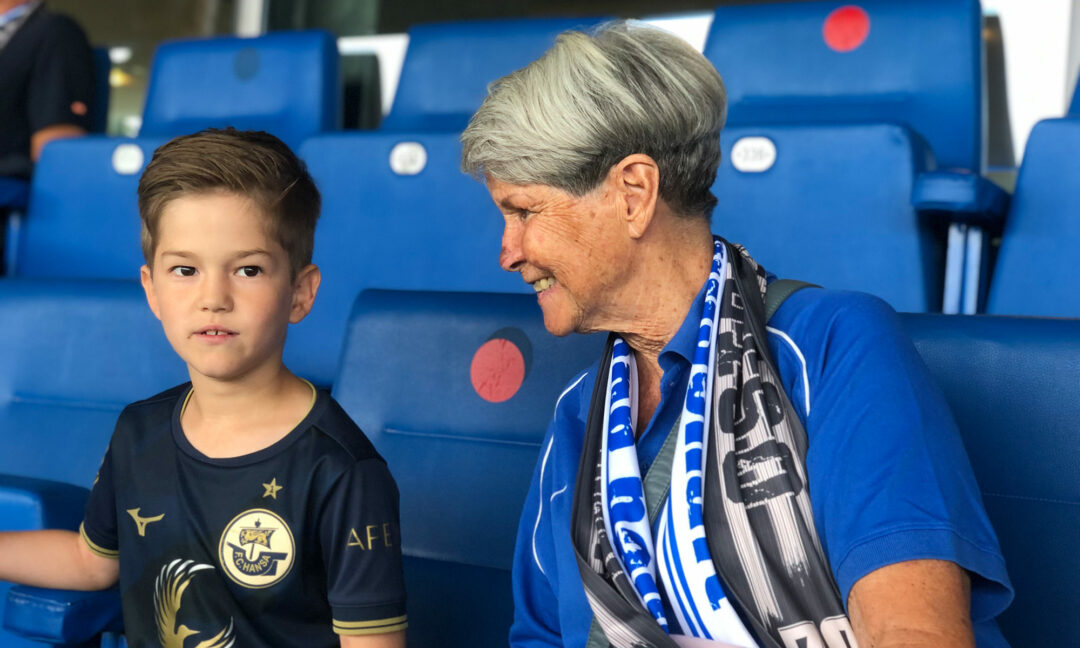 Stadionbau-Helferin Rosemarie mit Enkel Mats im Ostseestadion