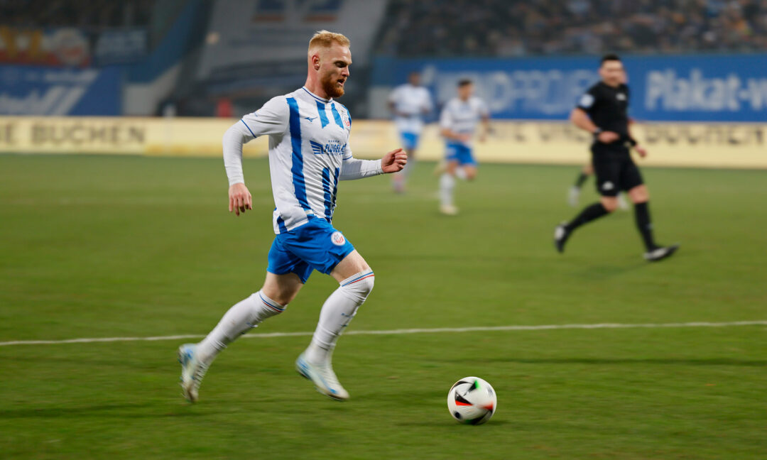 Nils Fröling für Hansa Rostock am Ball