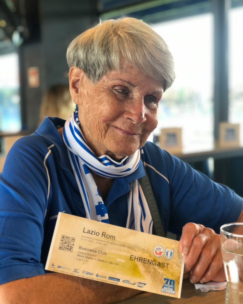 Stadionbau-Helferin Rosemarie beim Jubiläumsspiel im Ostseestadion